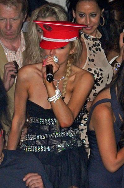 10P Paris Hilton flashing panties huge upskirt in nightclub while partying paparazzi