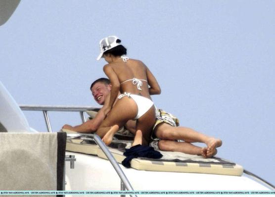 16P Eva Longoria trägt die Bluse herunter und sieht im Bikini sehr sexy aus