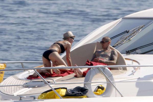 16P Pink exposing her fucking sexy body and hot ass in bikini on yacht