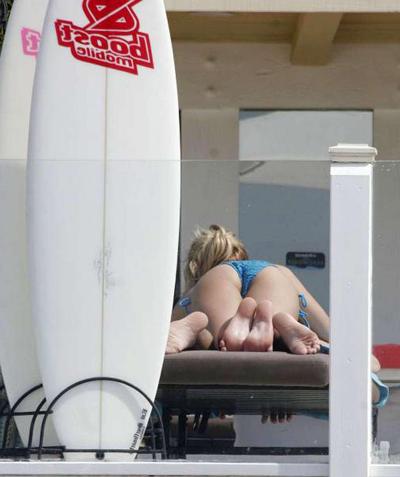 16P Kristin cavallari exponiendo su cuerpo sexy y su culo caliente en bikini en la piscina