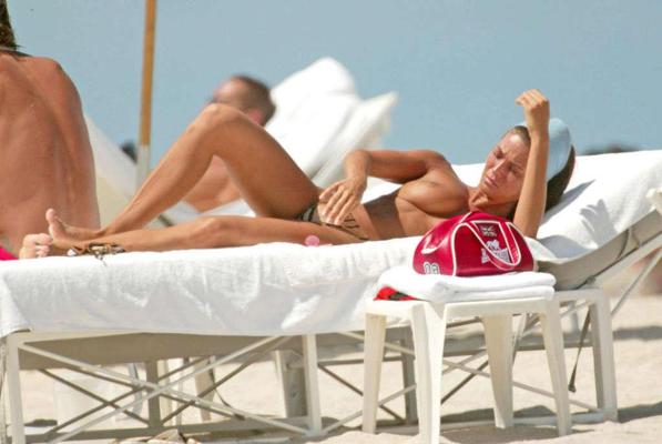 10P Manuela Arcuri exposing her huge tits on beach and posing sexy in bikini paparaz