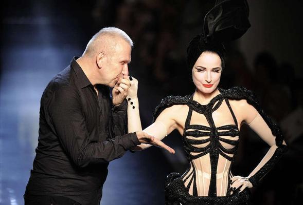 16P Dita von teese exponiendo su culo y posando sexy en medias