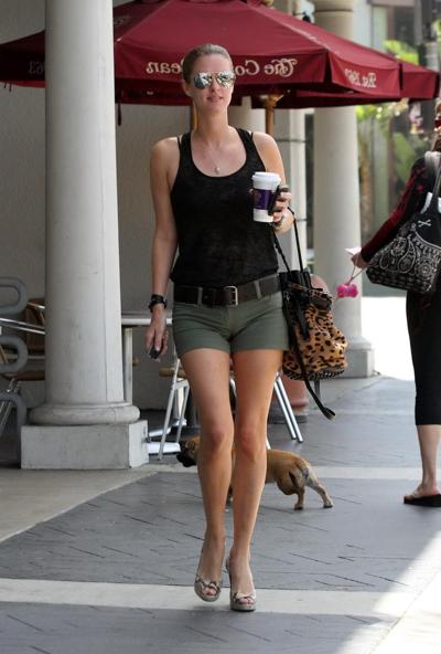 16P Nicky Hilton showing huge cameltoe in tight shorts leaving the Apple store in LA