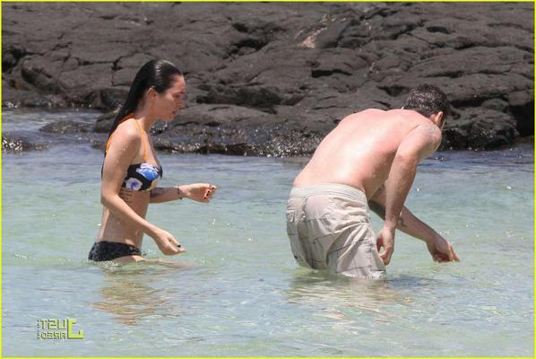 16P Megan Fox en bikini jouant sur la plage avec son petit ami