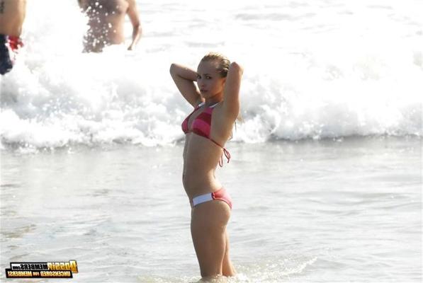 15P Heroes' Claire shows her daring and slutty side