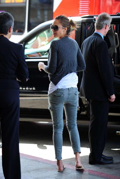 16P Jessica Alba downblouse and very leggy in mini skirt paparazzi shoots