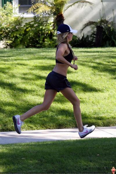 16P Ashley Tisdale zeigt beim Joggen in Bauchshirt und Shorts ihren sexy Körper