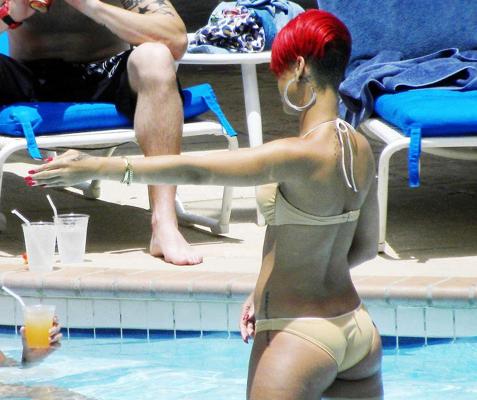 16P Rihanna exposing her fucking sexy body and hot ass in bikini on pool
