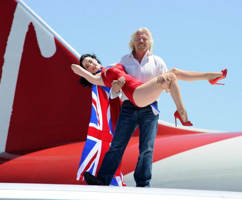 16P Dita Von Teese trägt rote Korsett-Netzstrümpfe bei der Feier von Virgin Atlantic