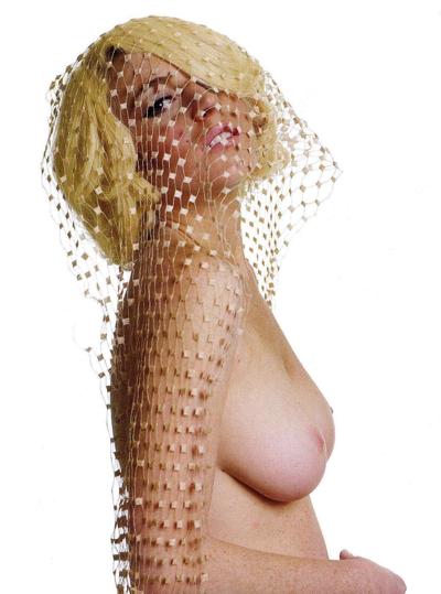 16P Lindsay Lohan en mini-jupe et jupe haute en voiture et seins nus.