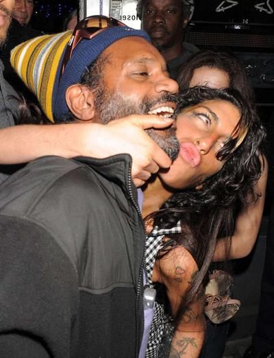 16P Amy Winehouse exposing huge boobs and looking very drunk