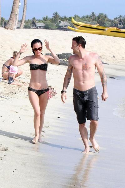 16P Megan Fox in strapless bikini having fun with a lucky prick on Hawaiian beach