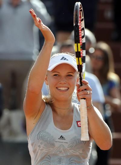 16P Caroline Wozniacki caliente y sudorosa mostrando las bragas en el Abierto de Francia