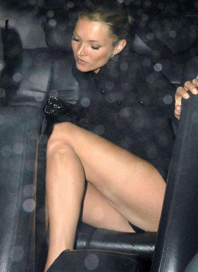 10P Kate Moss con las tetas expuestas en la playa y bajo la falda en sesiones fotográficas de paparazzi en el coche