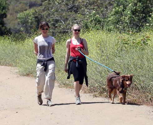 16P Amanda Seyfried in red tanktop  tights hiking in Griffith Park with her doggy an