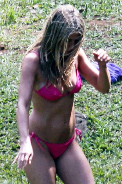 16P Jennifer Aniston exposing her fucking sexy body and hot ass in bikini