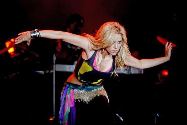 10P Shakira downblouse and sexy performing on stage paparazzi shoots