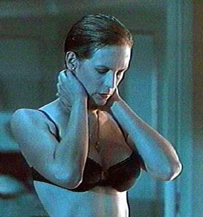 15P Jamie Lee Curtis zeigt ihre schönen Titten und posiert in BH und Höschen