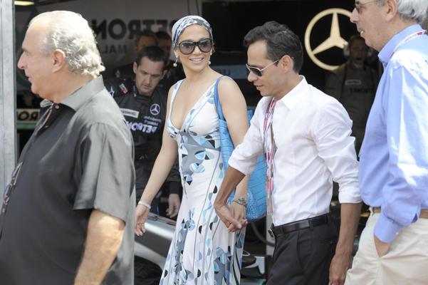 16P Jennifer Lopez sem sutiã mostrando belo decote em Mônaco no GP de Fórmula 1