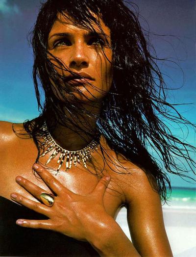 10P Helena Christensen exposing her nice tits on beach paparazzi shoots