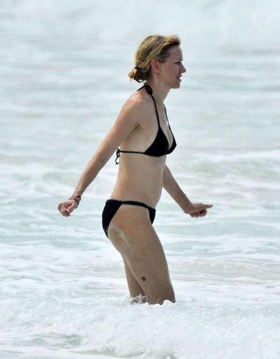 10P Naomi Watts exposing her nice big tits and pussy to paparazzi and posing in biki