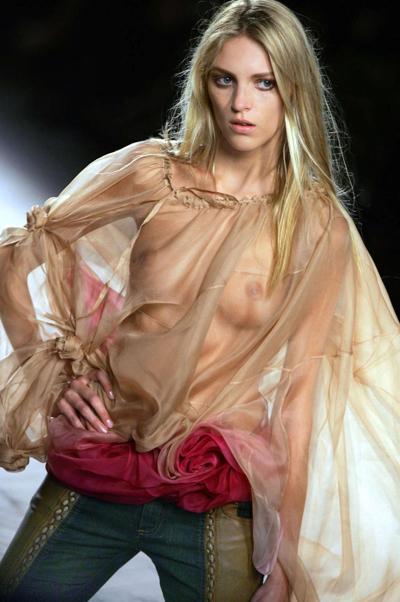 10P Anja Rubik exposing her nice tiny tits in photoshoot