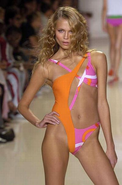 10P Natasha Poly zeigt beim Fotoshooting ihre schönen kleinen Titten