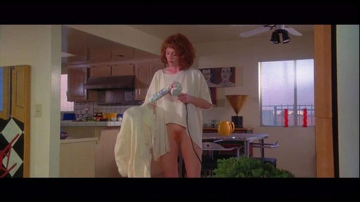 10P Julianne Moore montrant son superbe cul et ses poils pubiens dans un film