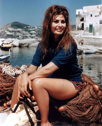 16P Sophia Loren montrant ses jolis gros seins lors de photos paparazzi
