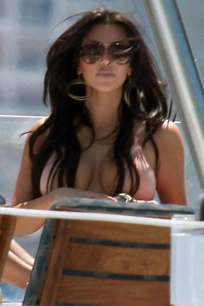 16P Kim Kardashian showing her huge tits and sexy body in bikini