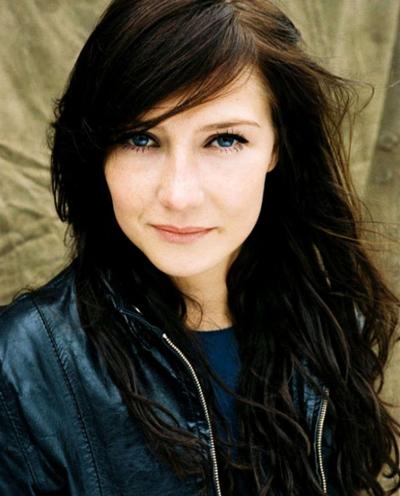 10P Carice Van Houten mostrando seus peitos e bunda em cena de filme nua