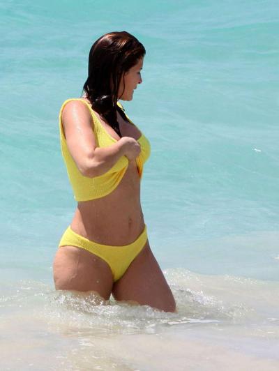 16P Stephanie Seymour showing her tits and body in see thru bikini
