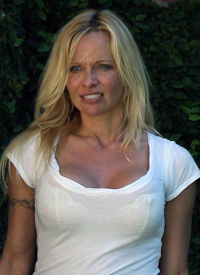 10P Pamela Anderson montre ses beaux gros seins et ses superbes jambes en short, sur une photo paparazzi.