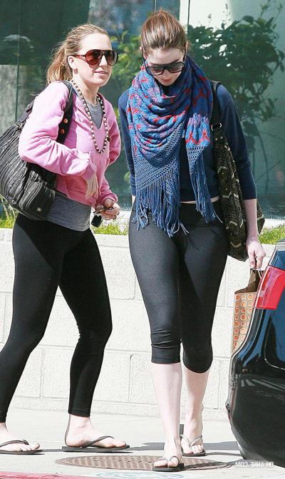 16P Anne Hathaway ist sehr sexy und heiß durch Paparazzo-Fotos zu sehen