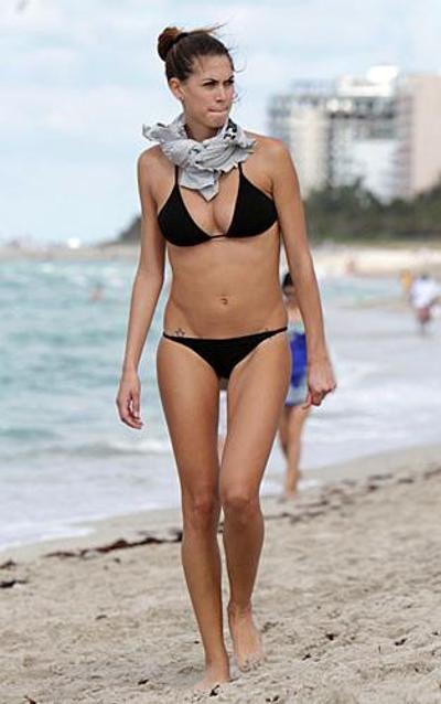 10P Melissa Satta shows its handy body in swimwear