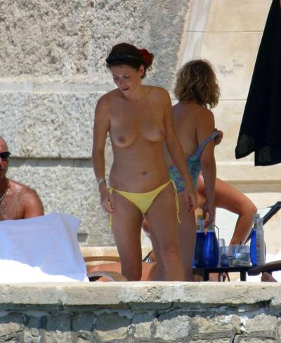16P Anna Friel showing her nice big tits paparazzi pictures