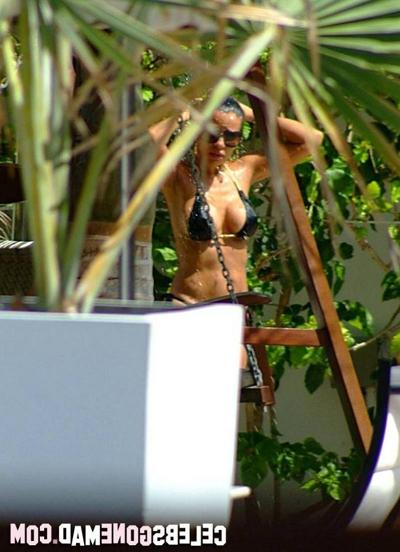 15P Curvy Vida Guerra in hot thong bikini at the beach