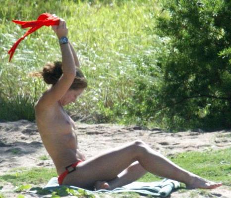 16P Rebecca gayheart montrant ses jolis seins sur un yacht photos paparazzi