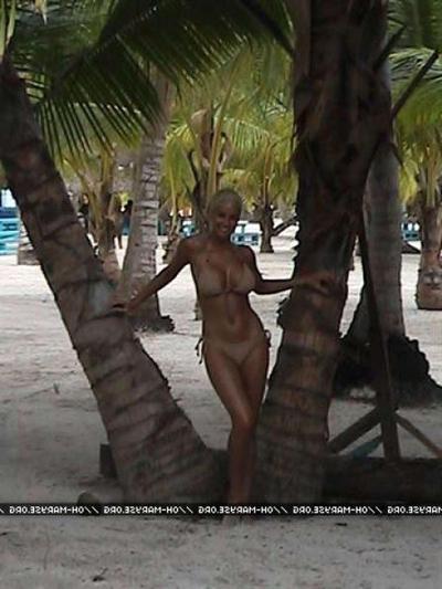 16P Maryse Ouellet looking nice and hot on her sexy private photos