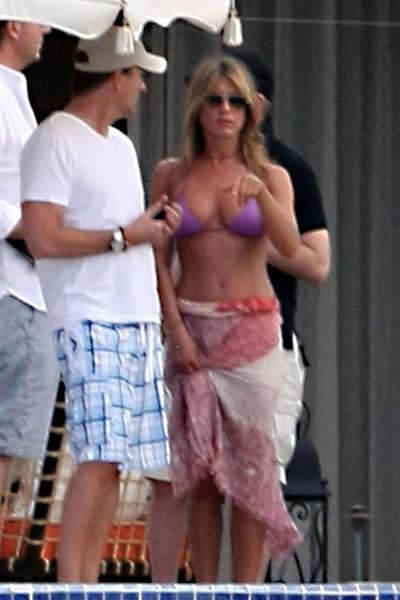 16P Jennifer Aniston nipple slip photos and sexy ass in bikini