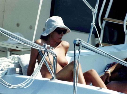16P Monica Bellucci zeigt ihre erstaunlichen riesigen Brüste und ihren nackten, sexy Körper