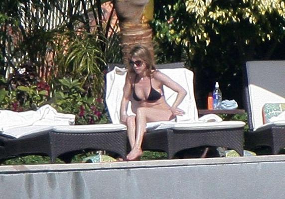 16P Jennifer Anniston showing fucking sexy and hot ass in thong on pool