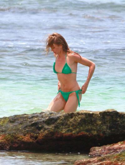 16P Cameron Diaz showing sexy ass in thong and enjoying on beach in topless