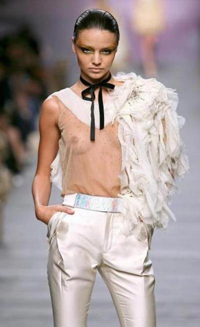 15P Miranda Kerr showing sweet perky tits