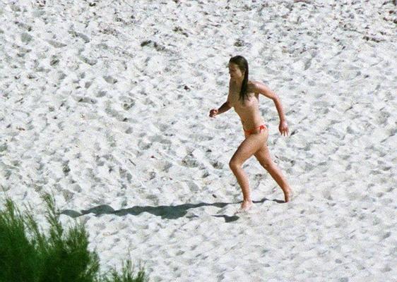 10P Elizabeth Hurley exposing her nice big tits on beach during vacation paparazzi p