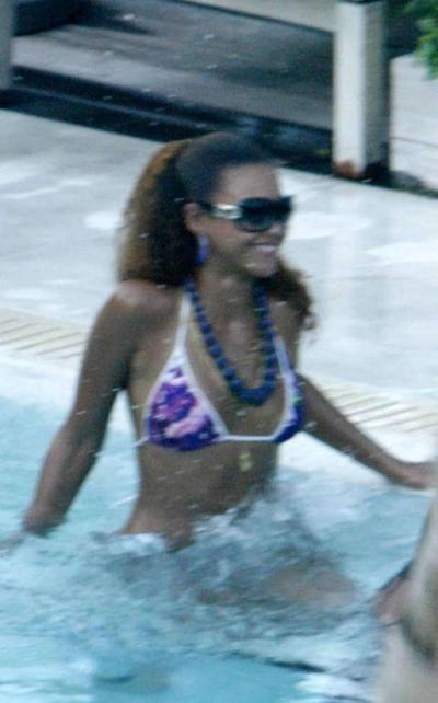 16P Beyonce showing her sweet pussy in limousine while she is drunk
