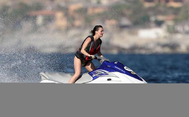 16P Katy Perry showing her nice and sexy ass in green bikini on beach