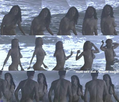 15P サルマ・ハエック、海で裸で泳ぐ