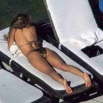 16P Shakira showing the best ass on the world in leather skirt and her body in bikin