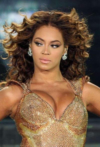 10P Beyonce Knowles exposing her nice shaved pussy upskirt in car paparazzi pictures